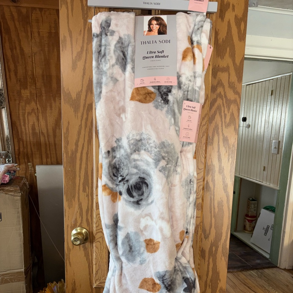 Thalia Sodi Ultra Soft Queen Blanket - New